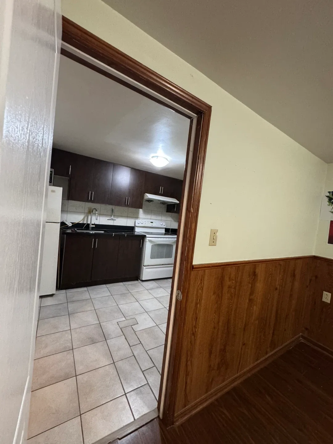 2 Bedroom Basement in Rent image indicator(3)