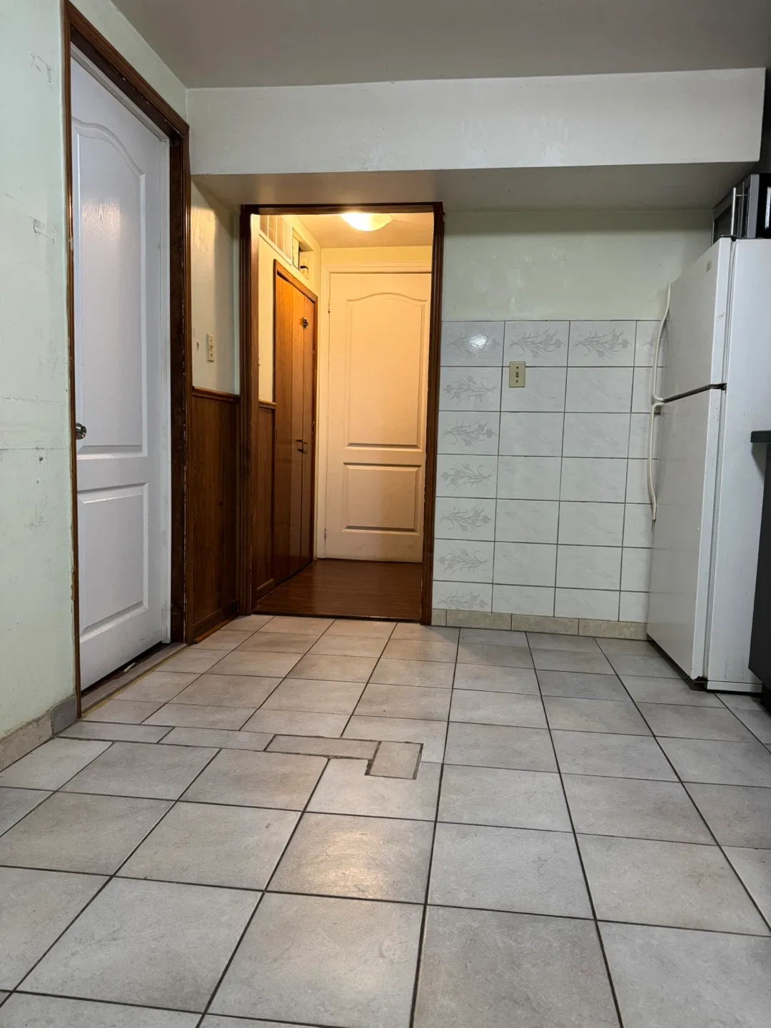 2 Bedroom Basement in Rent image indicator(6)