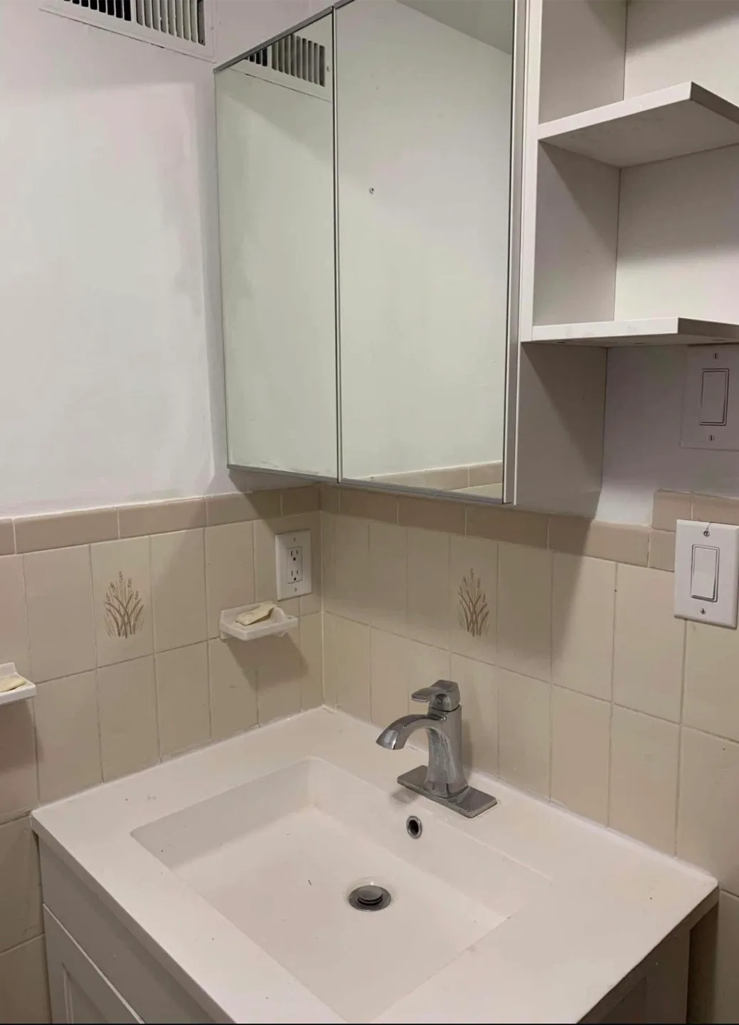 2 Bedroom Basement in Rent image indicator(8)