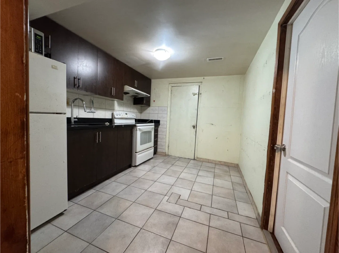 2 Bedroom Basement in Rent image indicator(7)