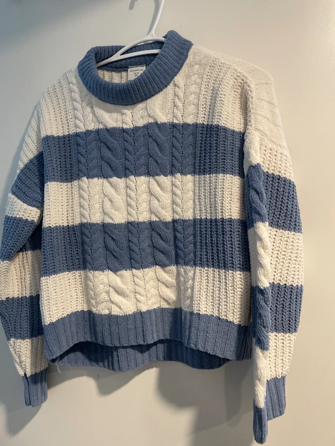 Abercrombie Kids Sweater Size 13/14 image indicator(2)