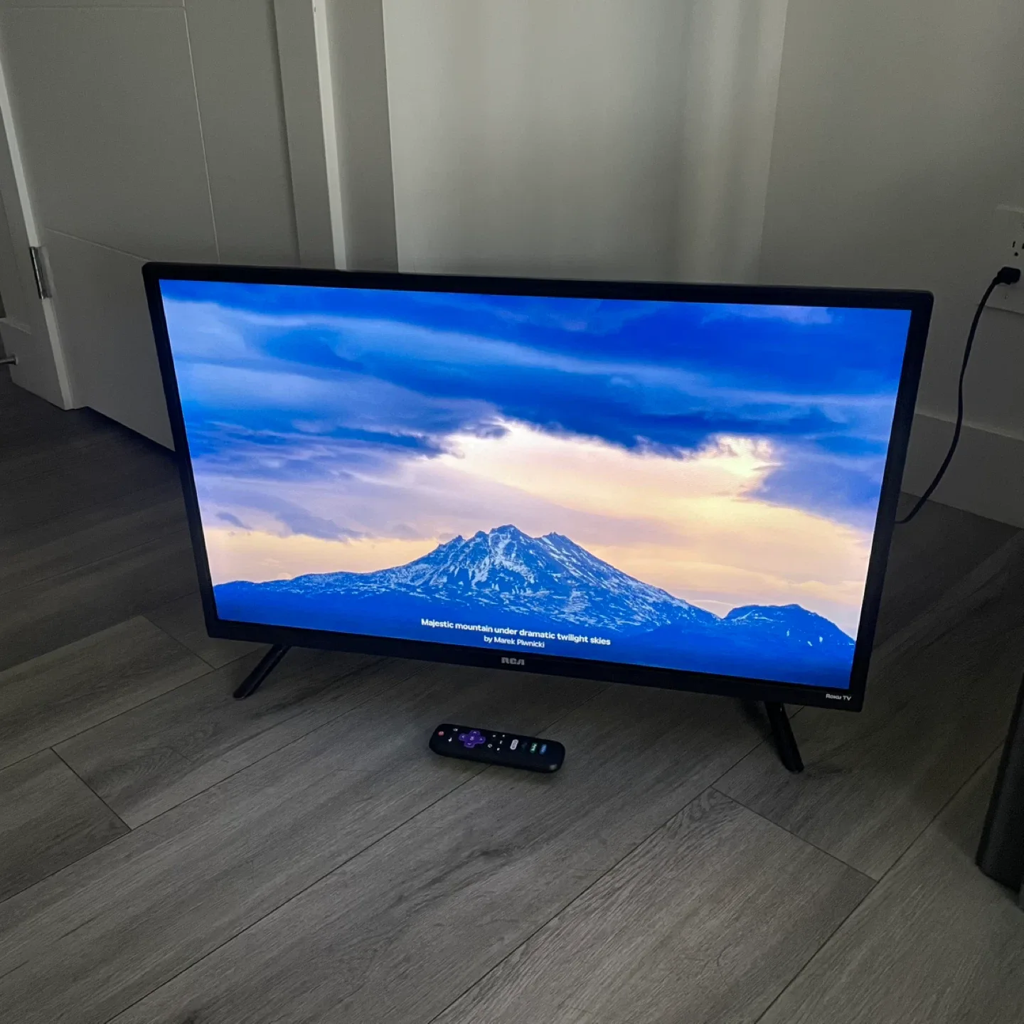 32" RCA Smart TV image indicator(8)