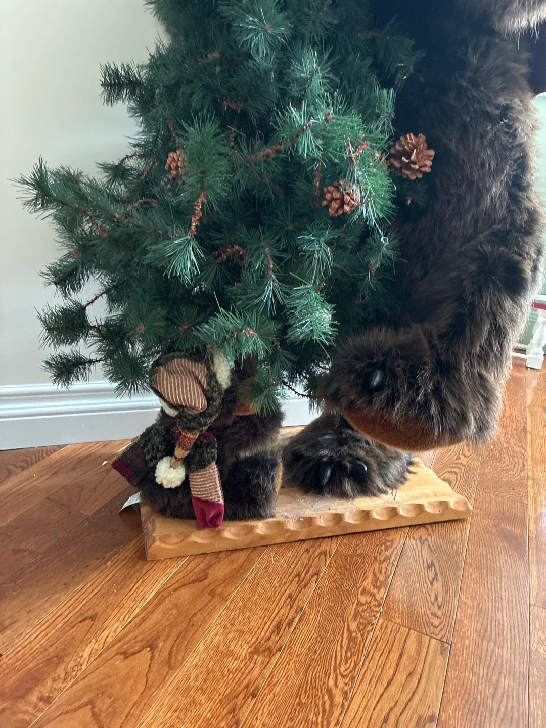 Bear Hugging Christmas Tree Decoration image indicator(3)