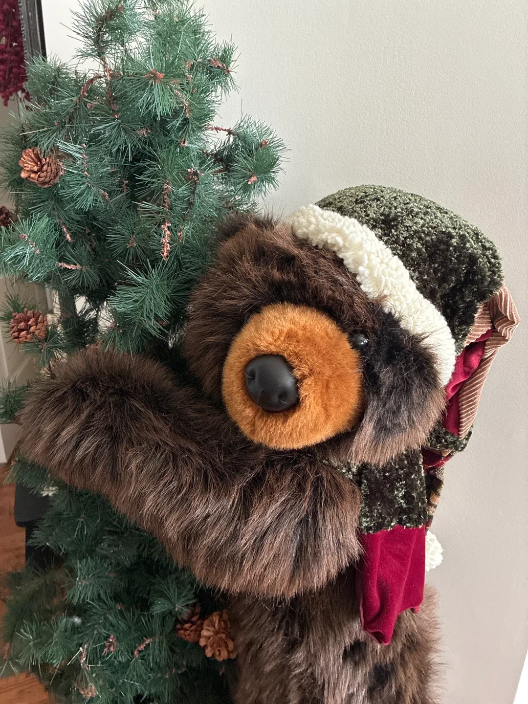 Bear Hugging Christmas Tree Decoration image indicator(2)