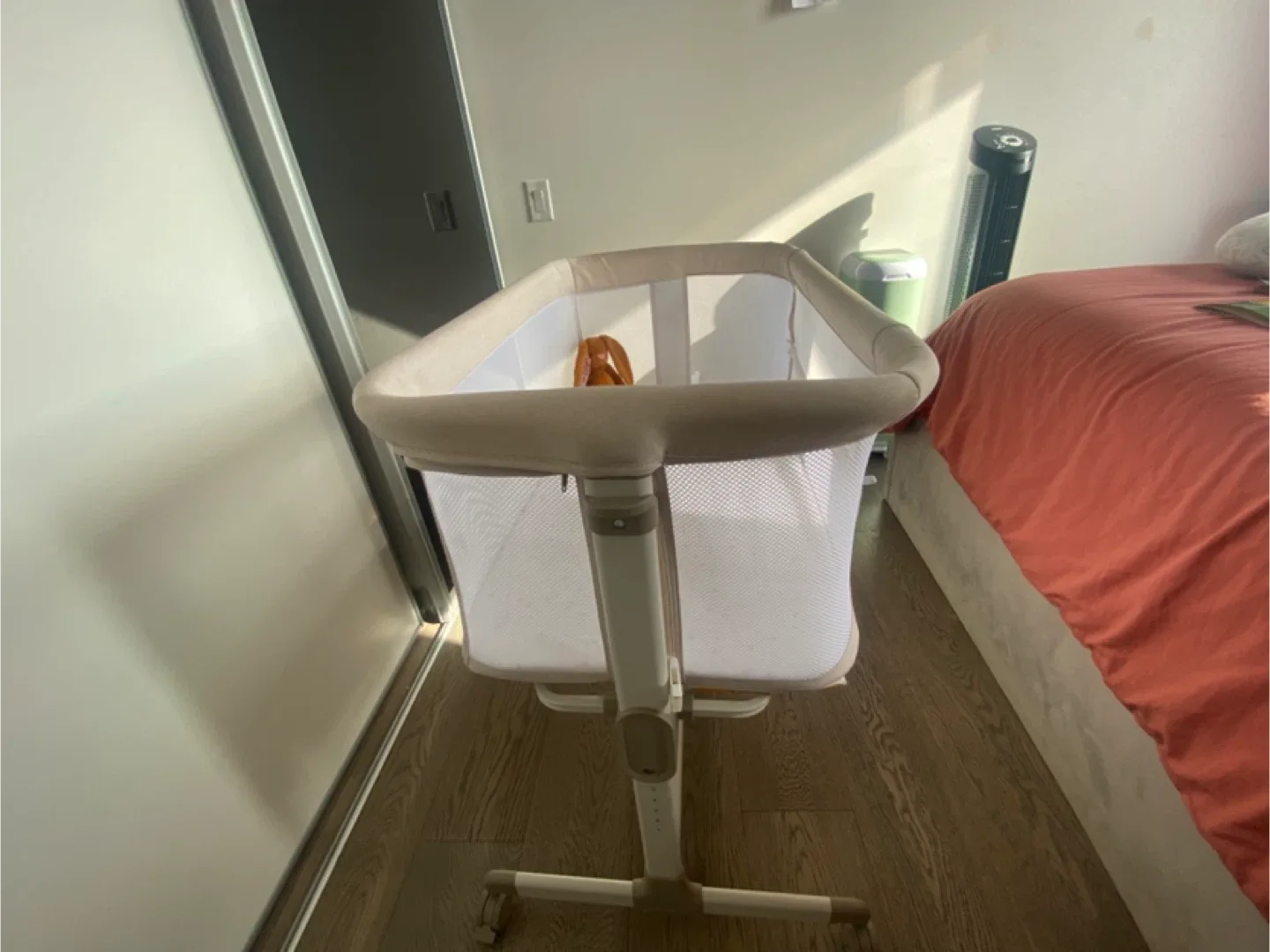 Baby Bassinets (Fodoss Bedside Sleeper) in Beige image indicator(1)