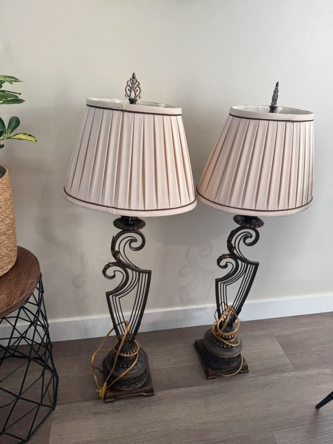 Pair of decorative lamps image indicator(2)