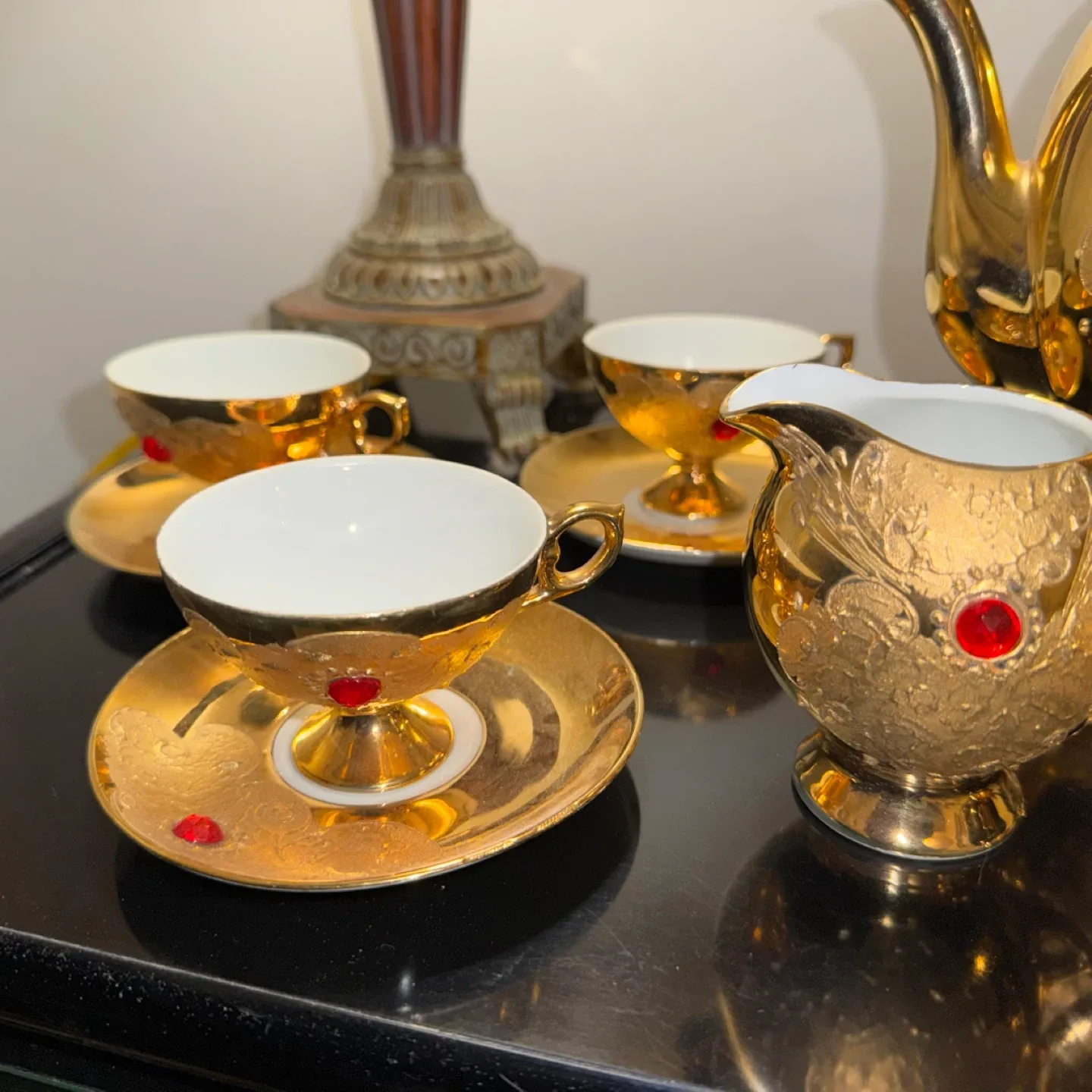 Gold Tea Set with Ruby Accents image indicator(4)