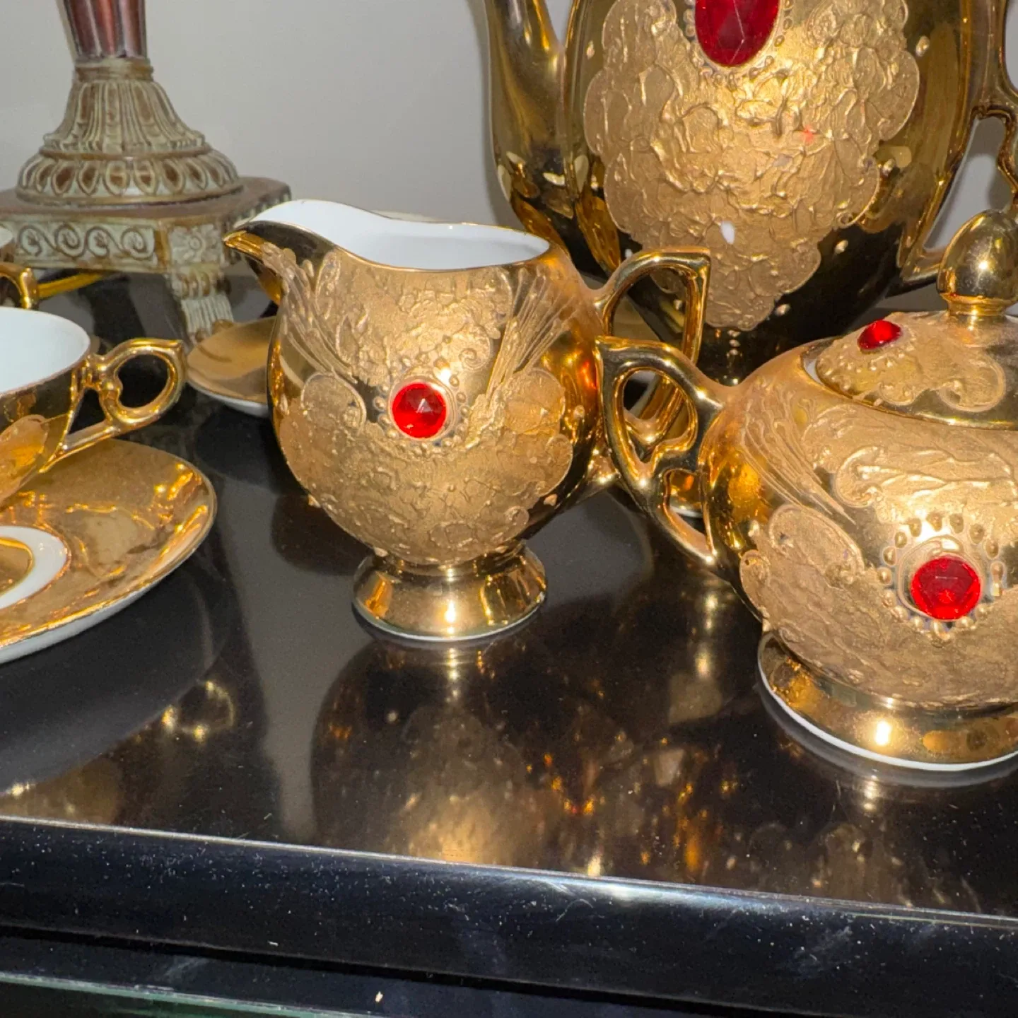 Gold Tea Set with Ruby Accents image indicator(6)