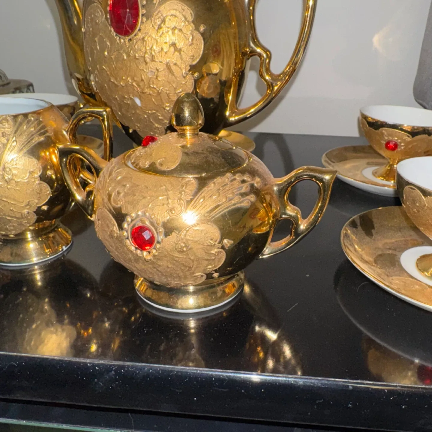 Gold Tea Set with Ruby Accents image indicator(3)