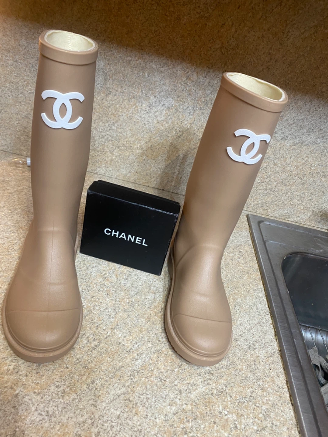 Chanel Rainboots size 39 fits 9-9.5 - photo 4