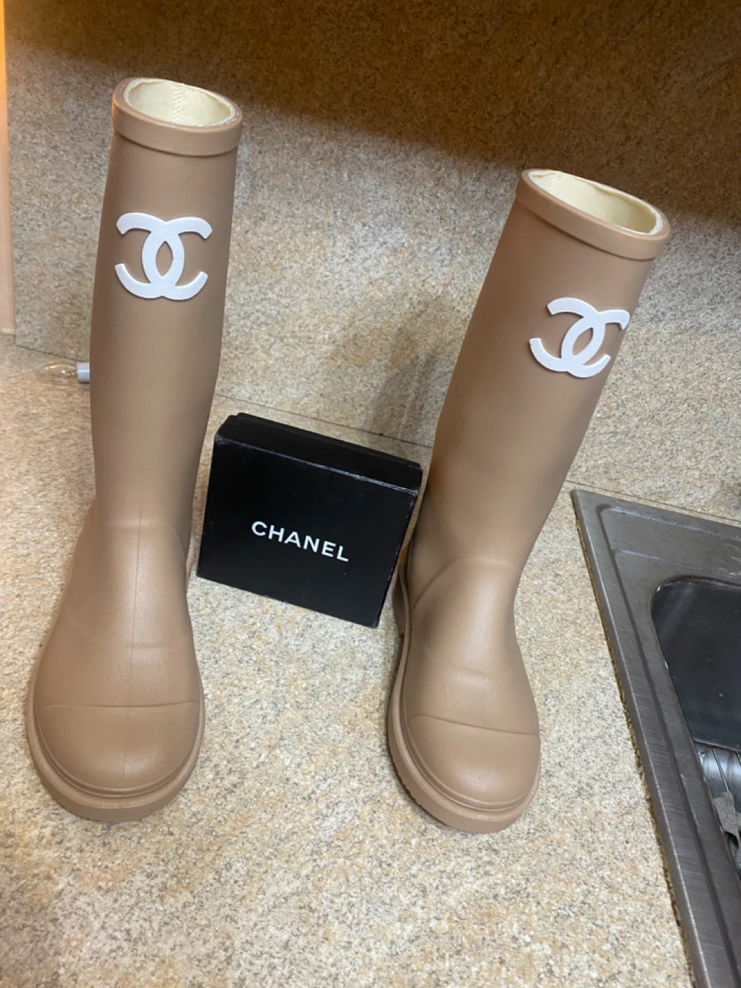 Chanel Rainboots size 39 fits 9-9.5 - photo 5