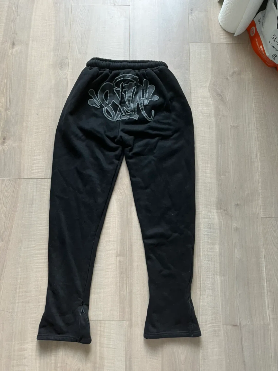 Syna world track suits image indicator(3)