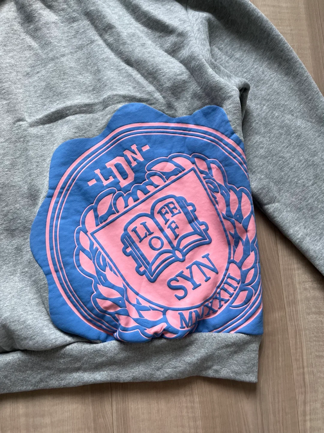 Syna world track suits image indicator(4)