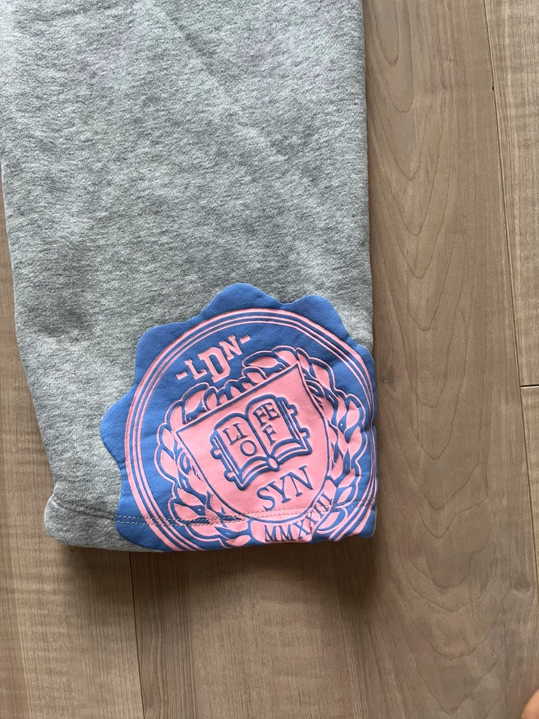 Syna world track suits image indicator(8)