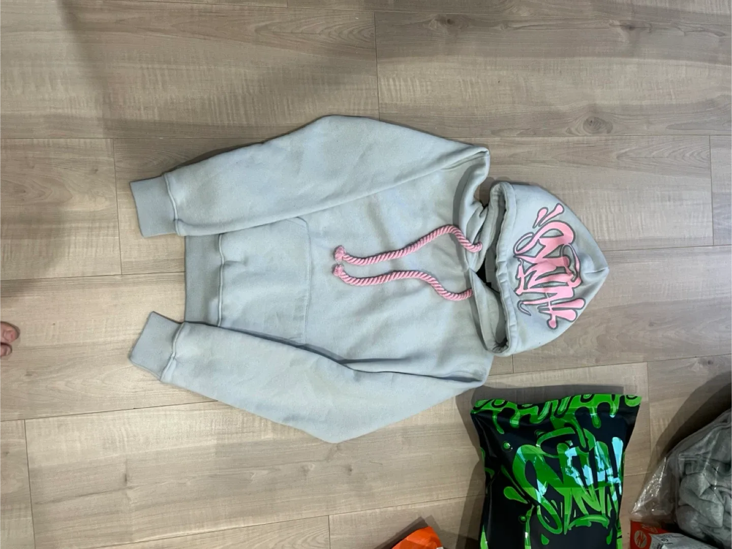 Syna world track suits image indicator(2)