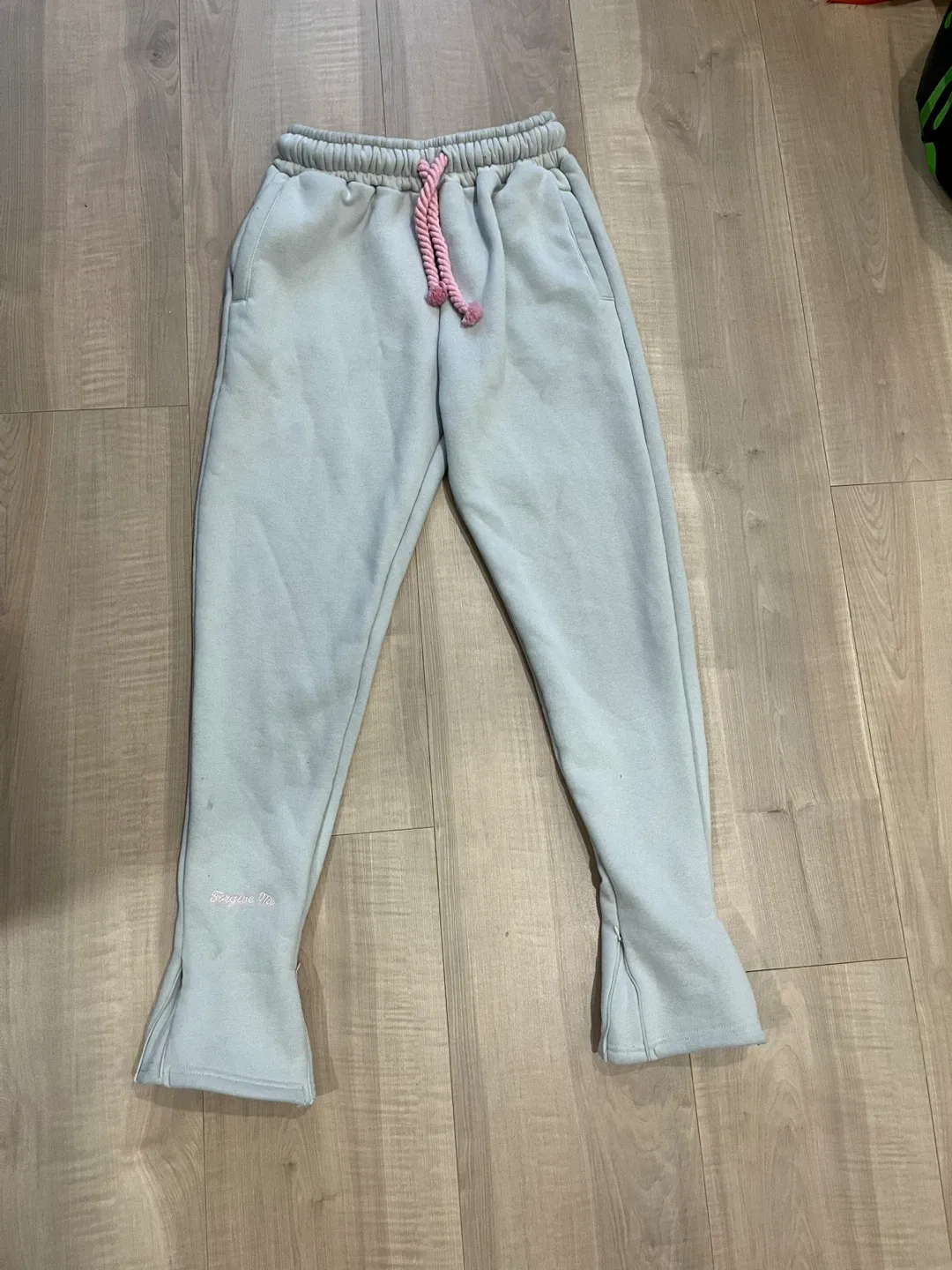 Syna world track suits image indicator(3)