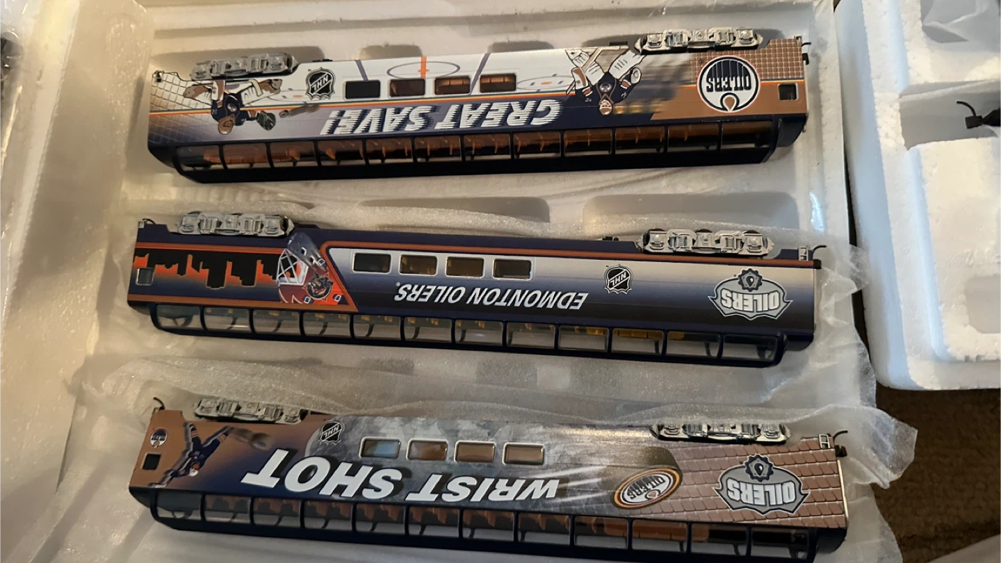 NEVER USED - Hawthorne Village Edmonton Oilers Express Train Set - photo 3