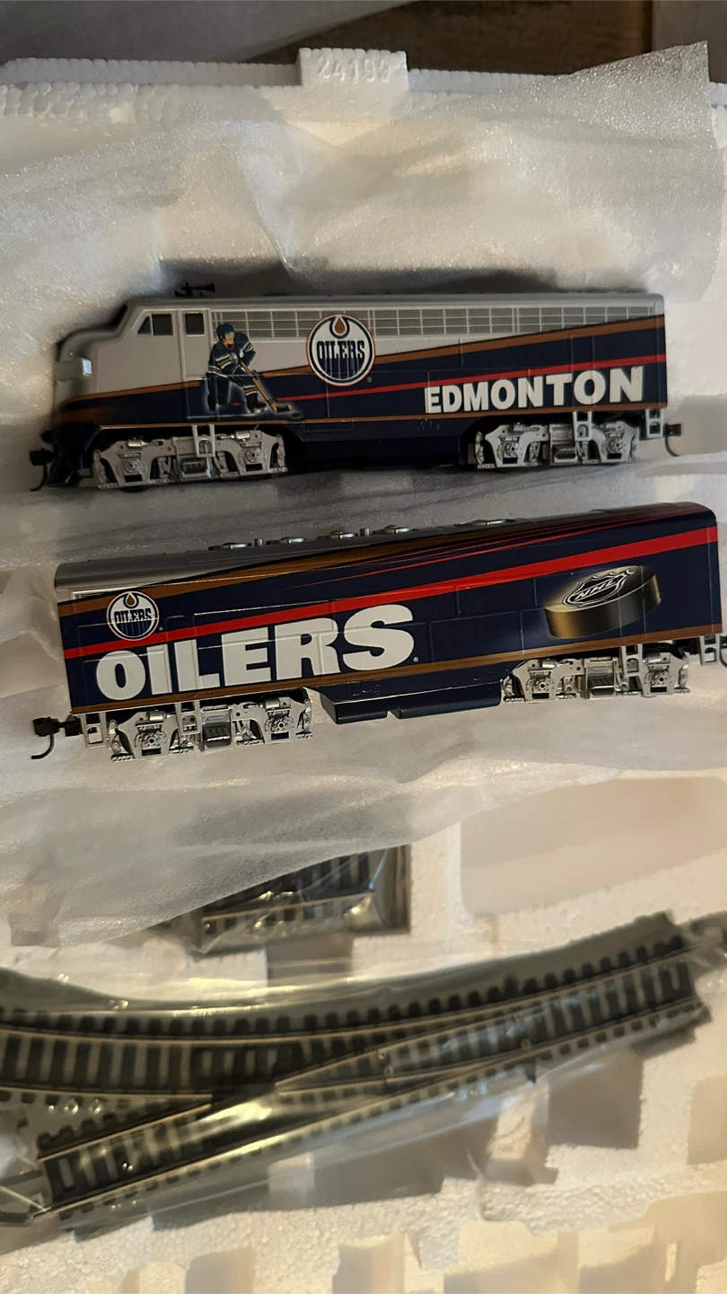 NEVER USED - Hawthorne Village Edmonton Oilers Express Train Set - photo 2