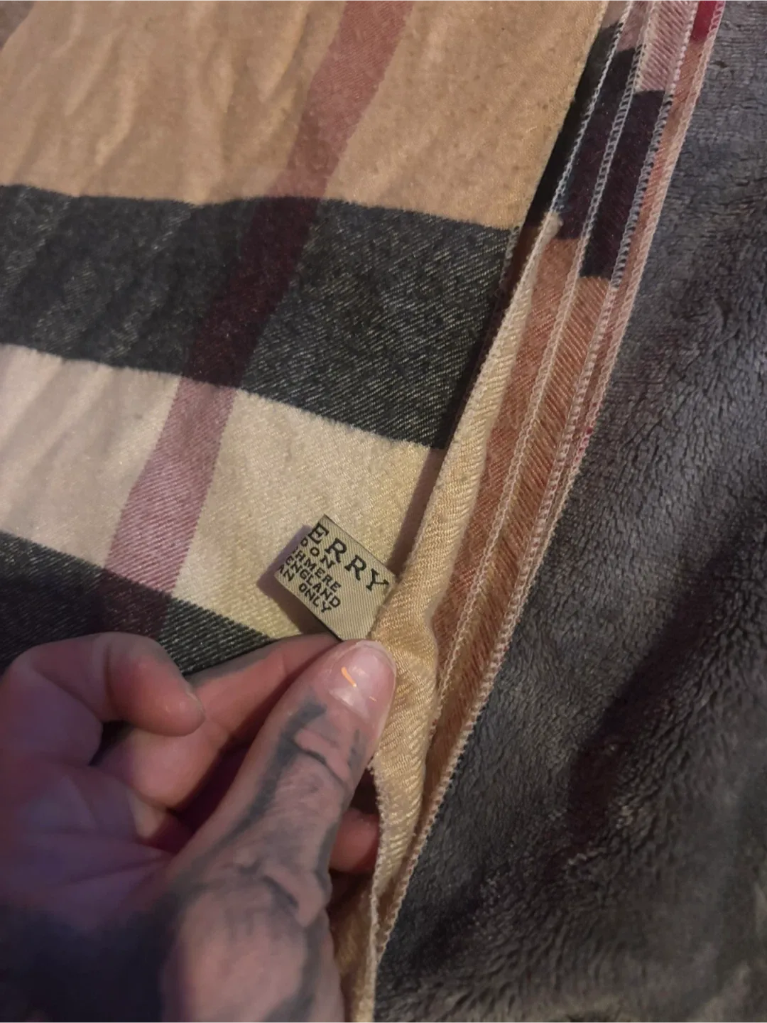 Burberry Scarf image indicator(3)