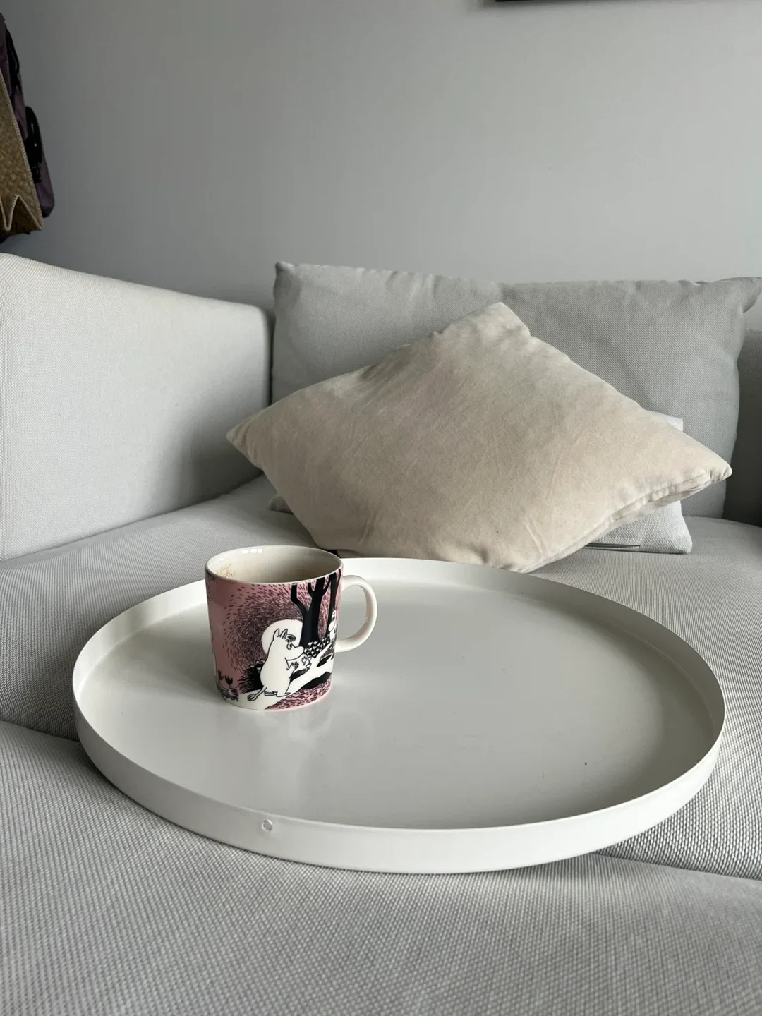 White side table image indicator(3)