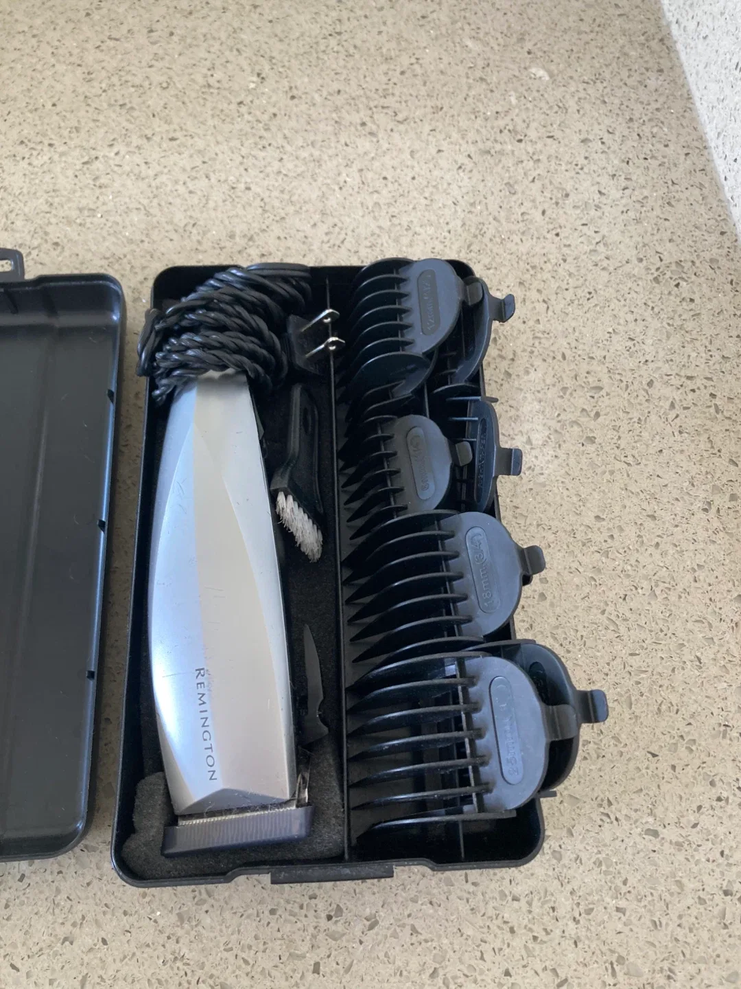 Remington Hair Clipper Set with Case image indicator(3)