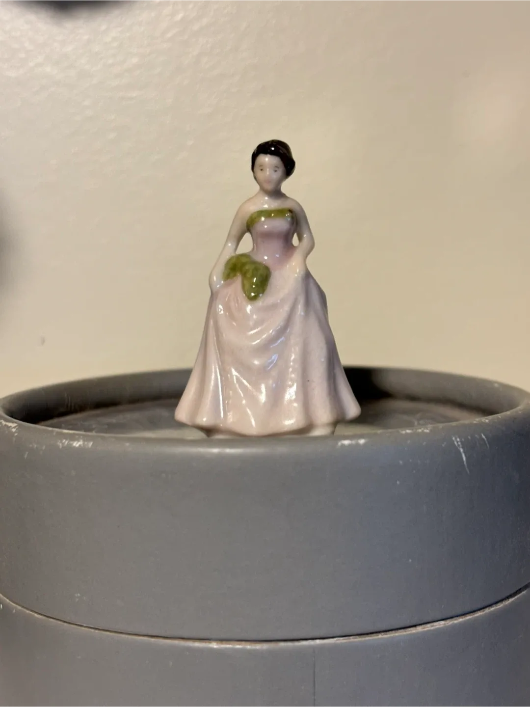 Royal Doulton Pretty Ladies Figurine - Rachel 2000 image indicator(2)