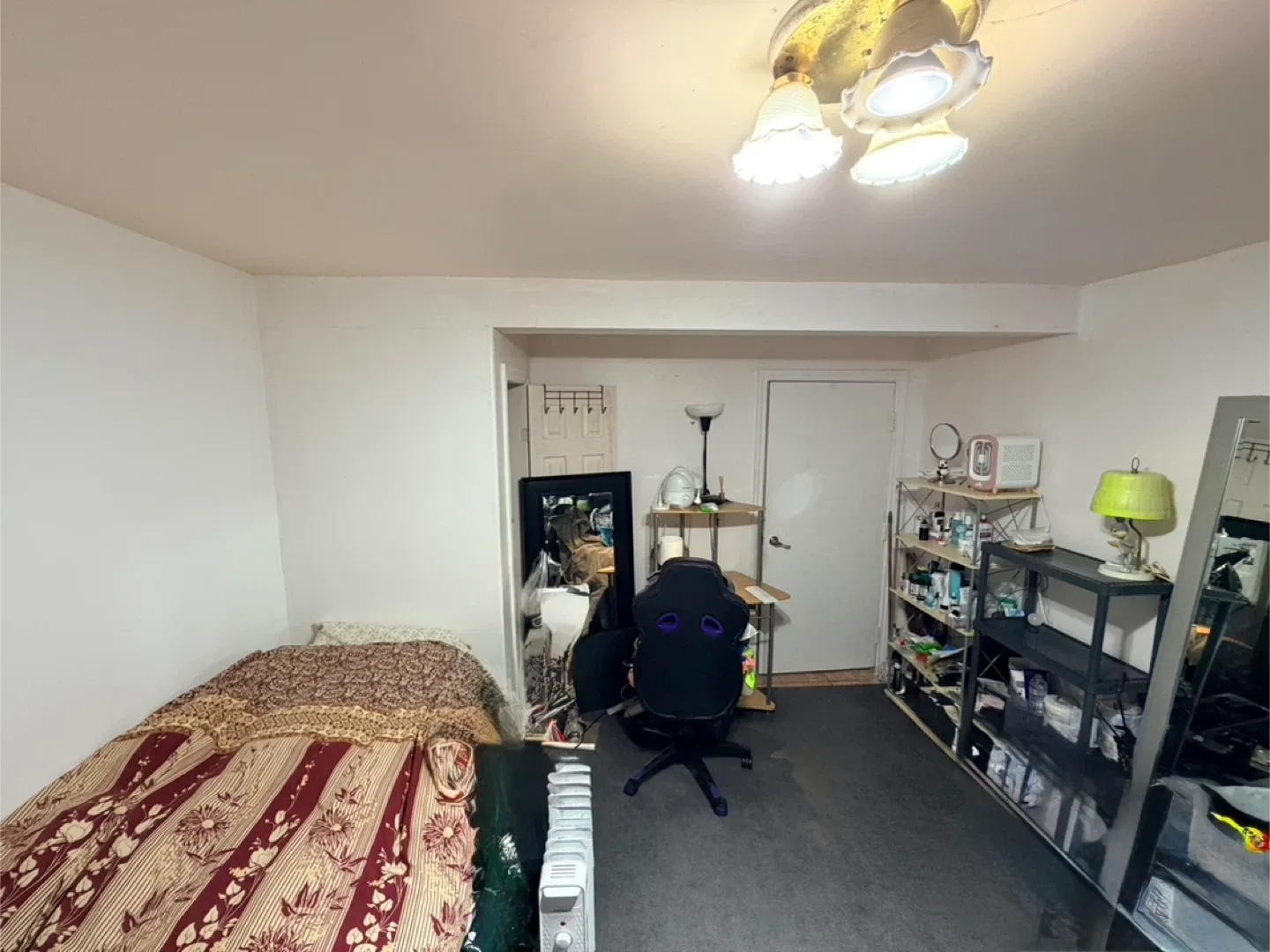 Spacious Room w/ Private Entrance 🏡 All Utils Included image indicator(3)