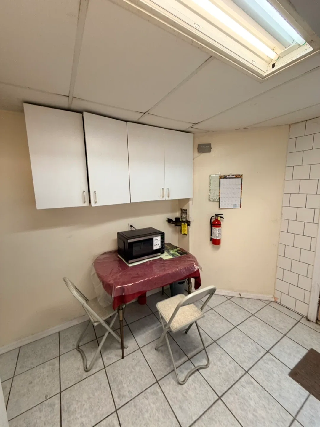 Spacious Room w/ Private Entrance 🏡 All Utils Included image indicator(8)