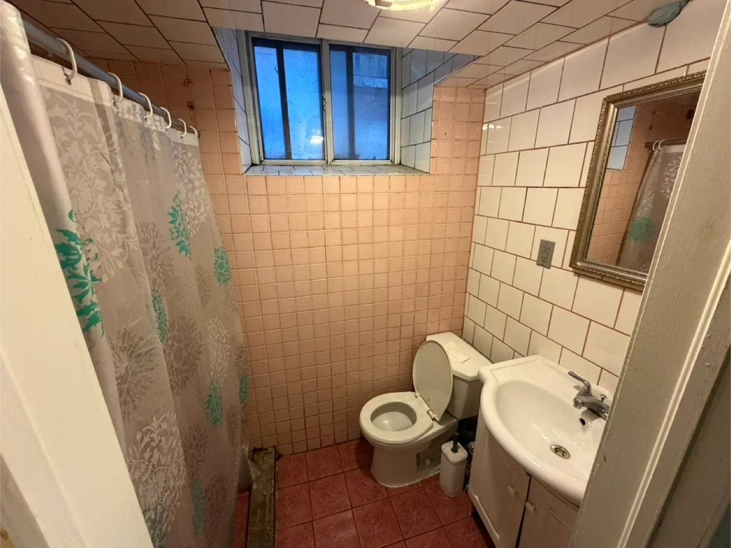 Spacious Room w/ Private Entrance 🏡 All Utils Included image indicator(10)