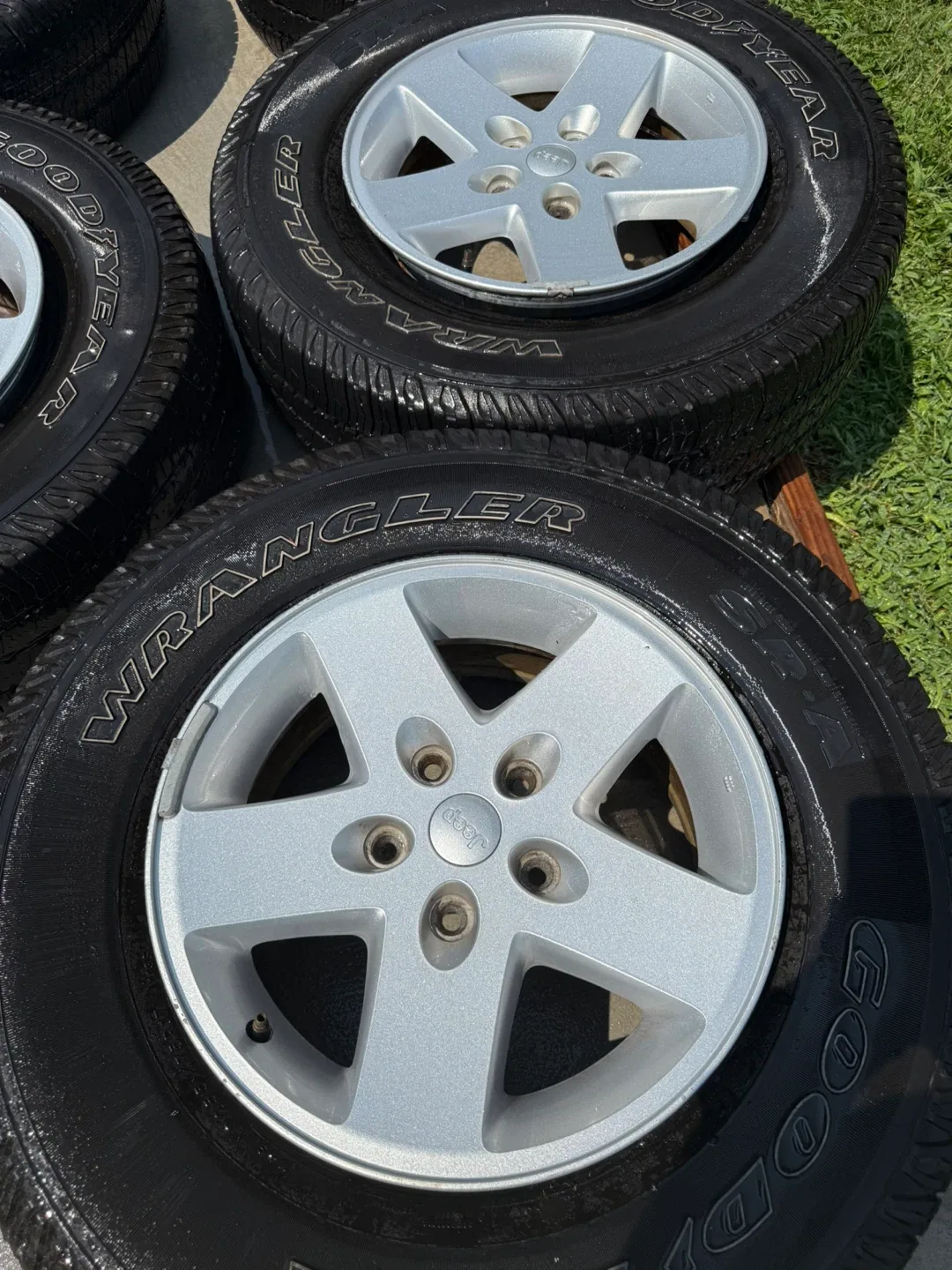 Jeep Wrangler Wheels & Goodyear Tires - Set of 5 image indicator(2)