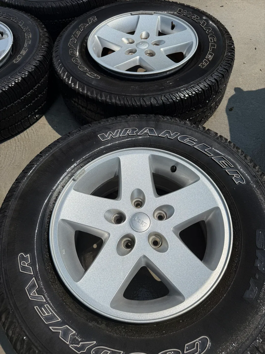 Jeep Wrangler Wheels & Goodyear Tires - Set of 5 image indicator(5)