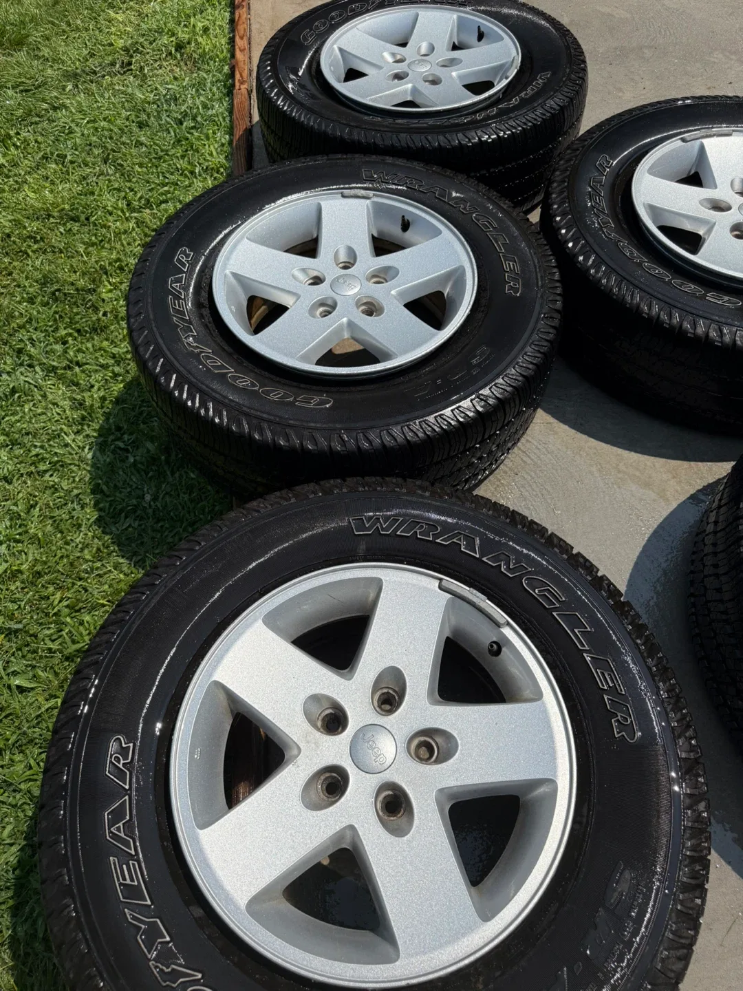 Jeep Wrangler Wheels & Goodyear Tires - Set of 5 image indicator(4)