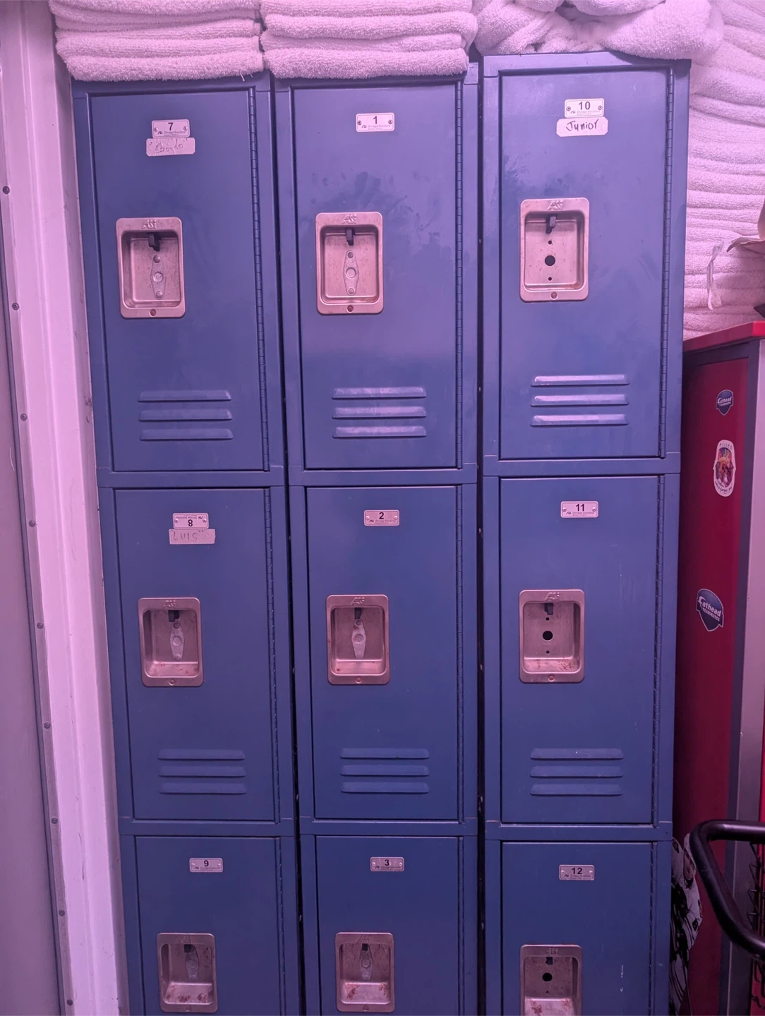 I have 4 lockers of 3 spaces. - photo 2