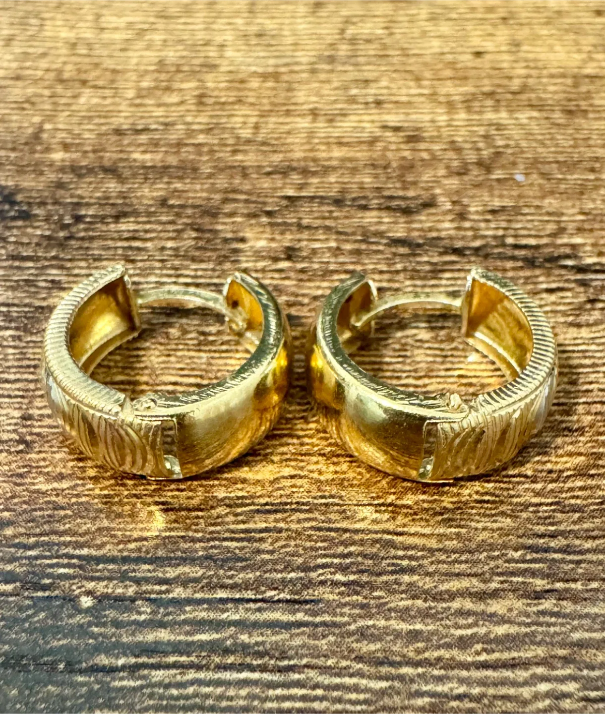 Gold Hoop Earrings image indicator(3)