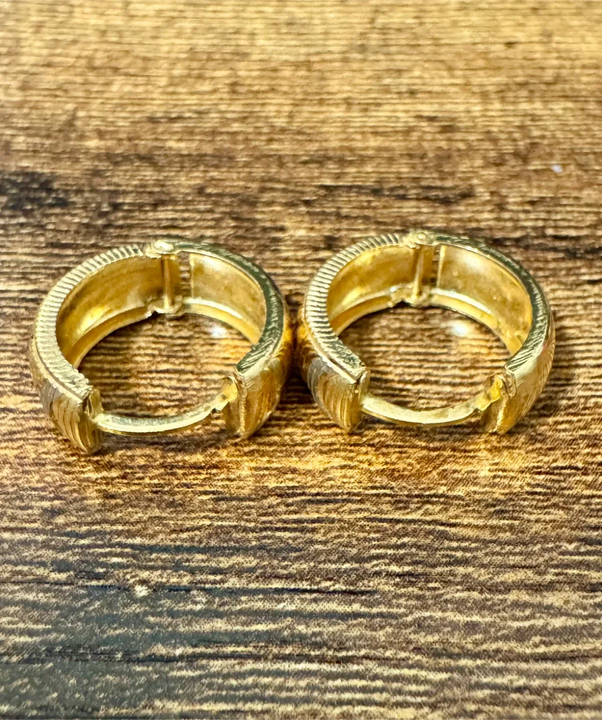 Gold Hoop Earrings image indicator(2)