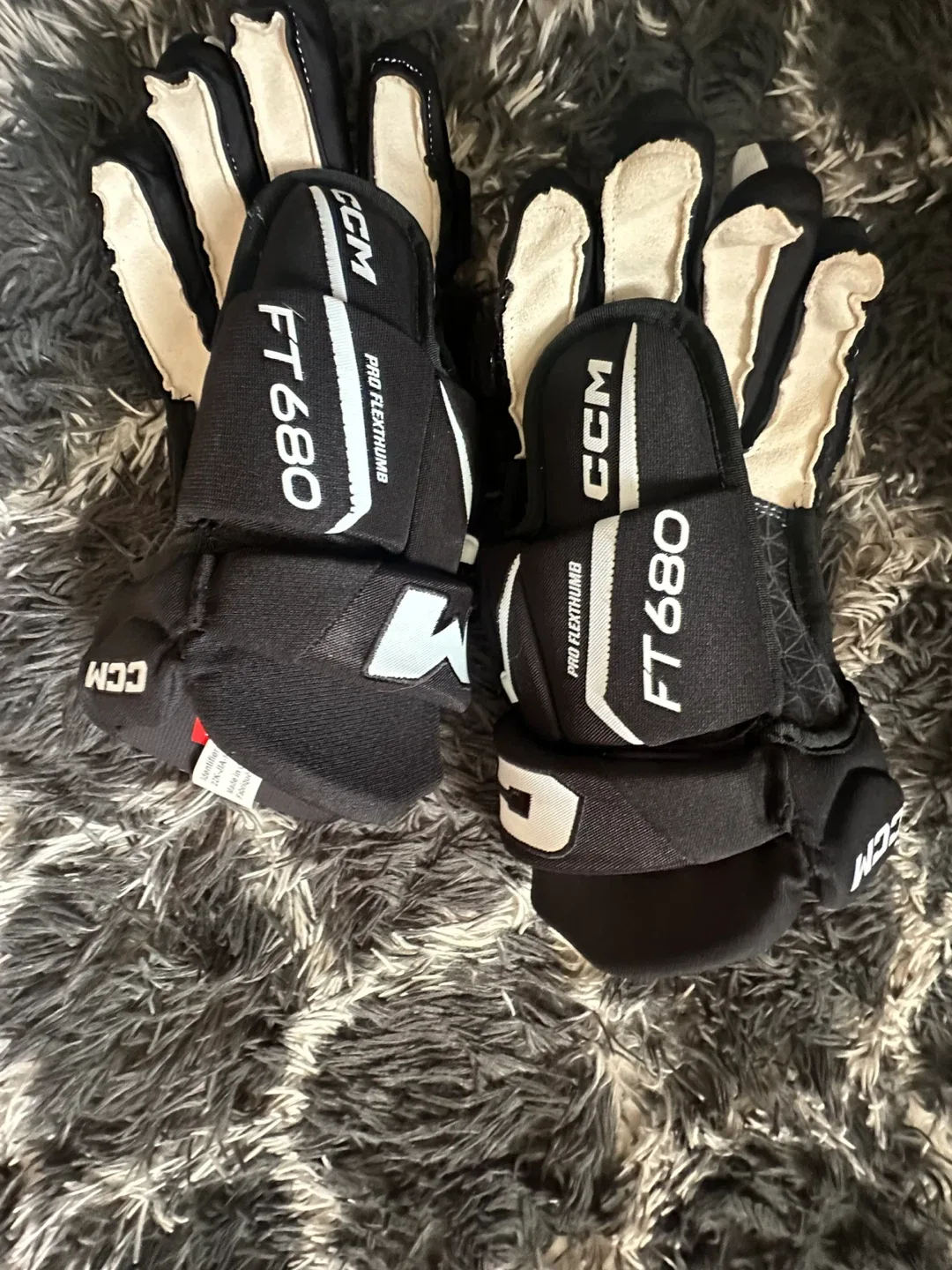 CCM FT680 Hockey Gloves image indicator(2)