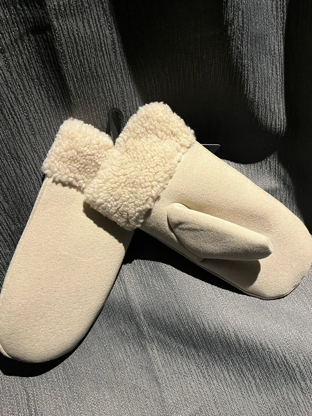 Hot Paws Ivory Mittens image indicator(2)