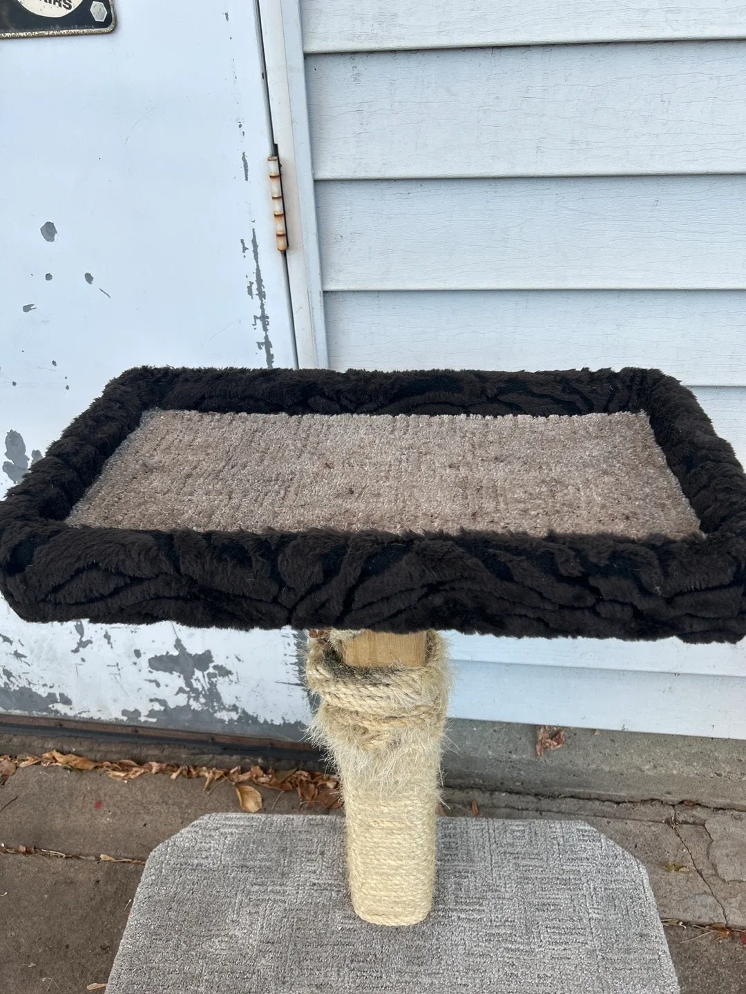 Used Cat Tree with Scratching Post image indicator(2)