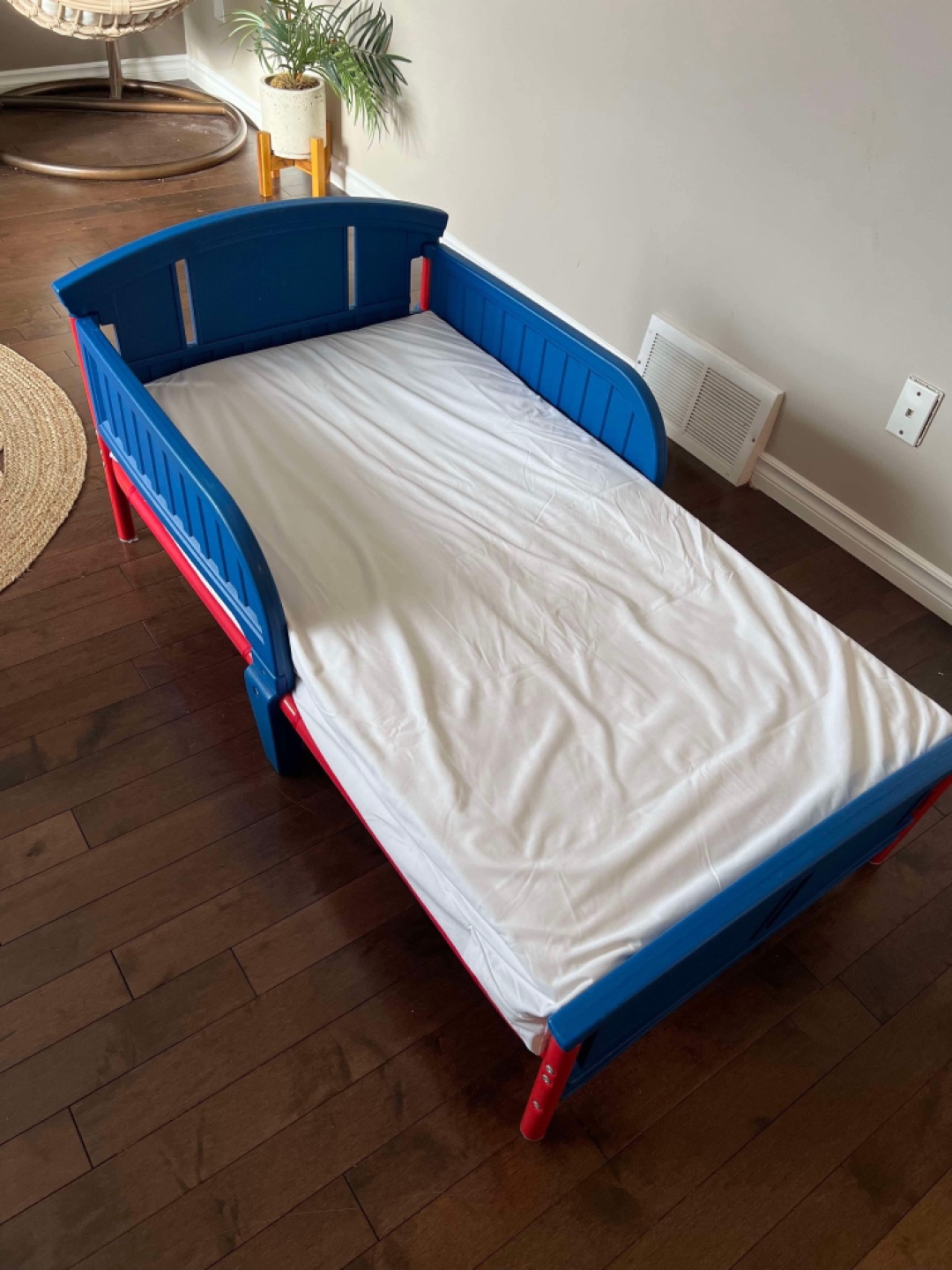 Toddler Bed with Mattress, waterproof protector and bed sheet - photo 2