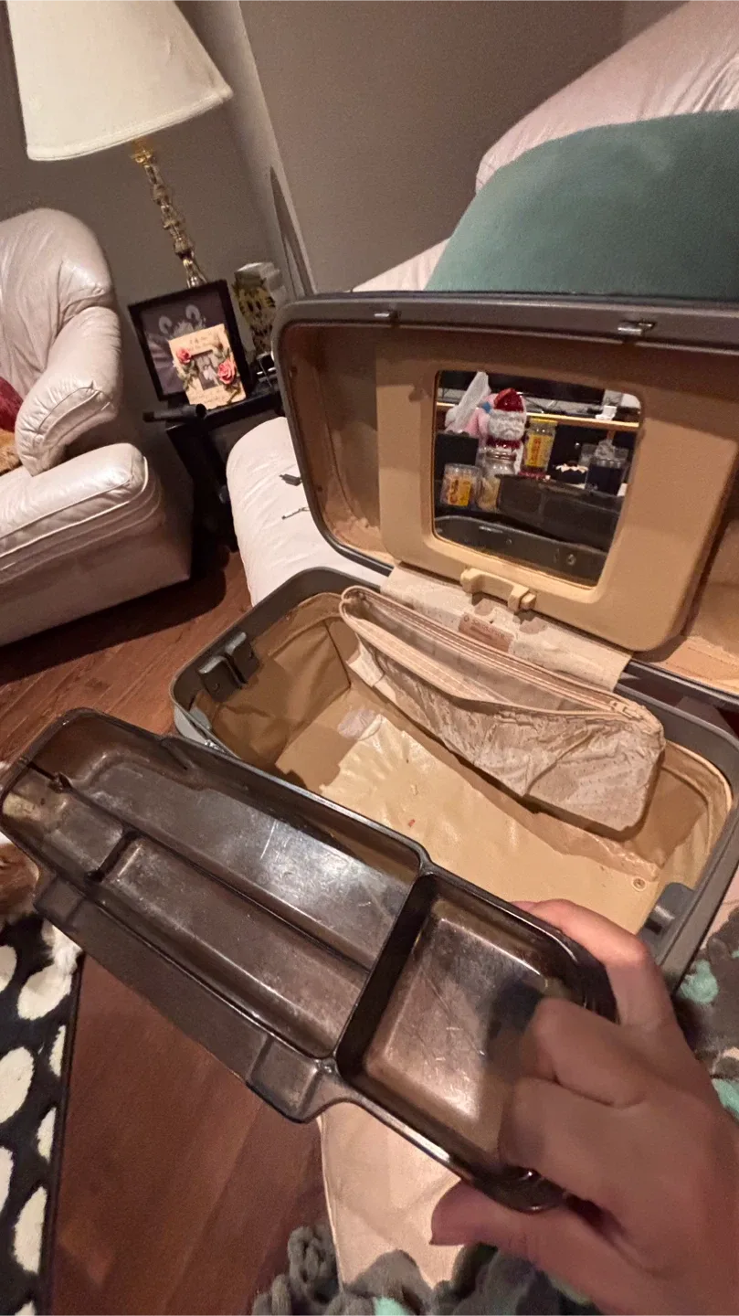 Samsonite Red Vanity Case image indicator(3)