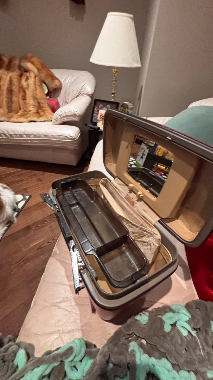 Samsonite Red Vanity Case image indicator(2)