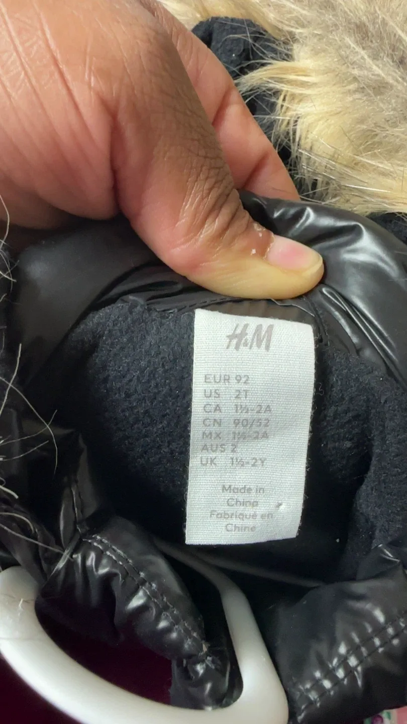 H&M Kids Black Puffer Jacket - Size 2T image indicator(2)