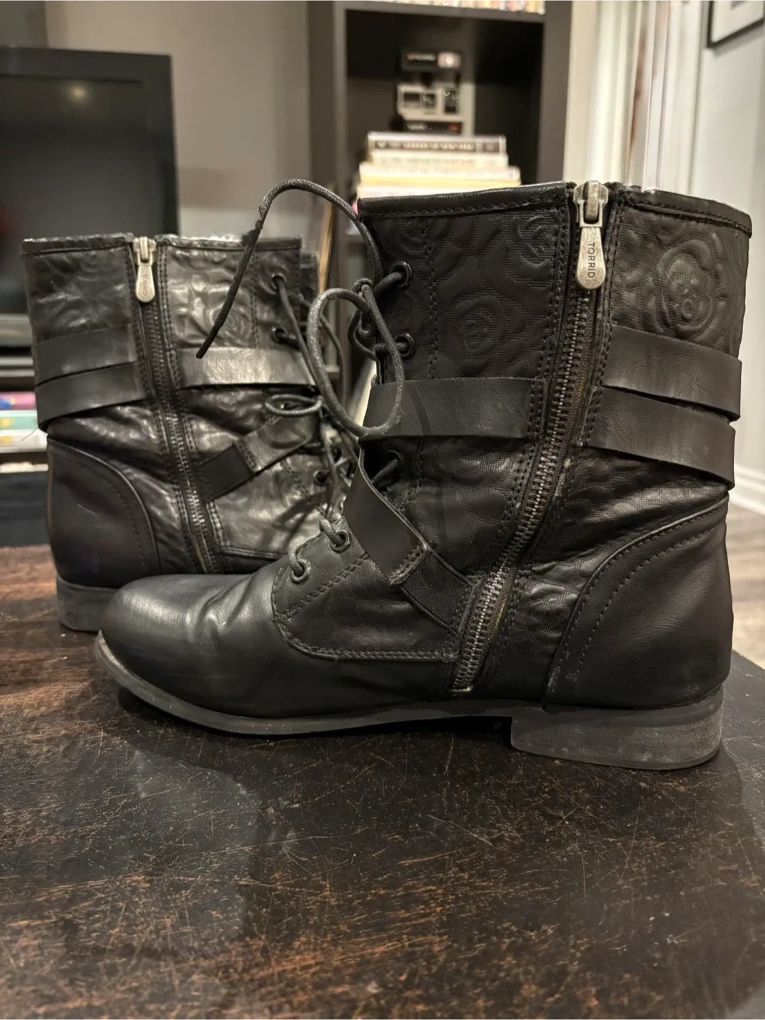 Size 10-11 Vegan leather Combat Boots image indicator(2)