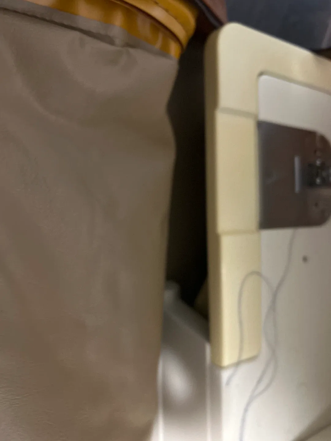 Singer Sewing Machine with Case image indicator(3)