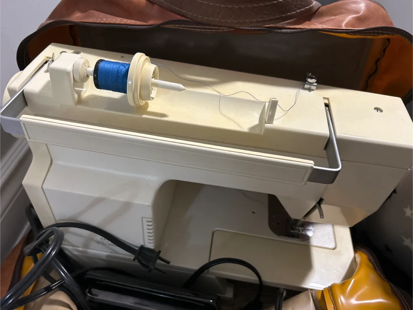 Singer Sewing Machine with Case image indicator(4)