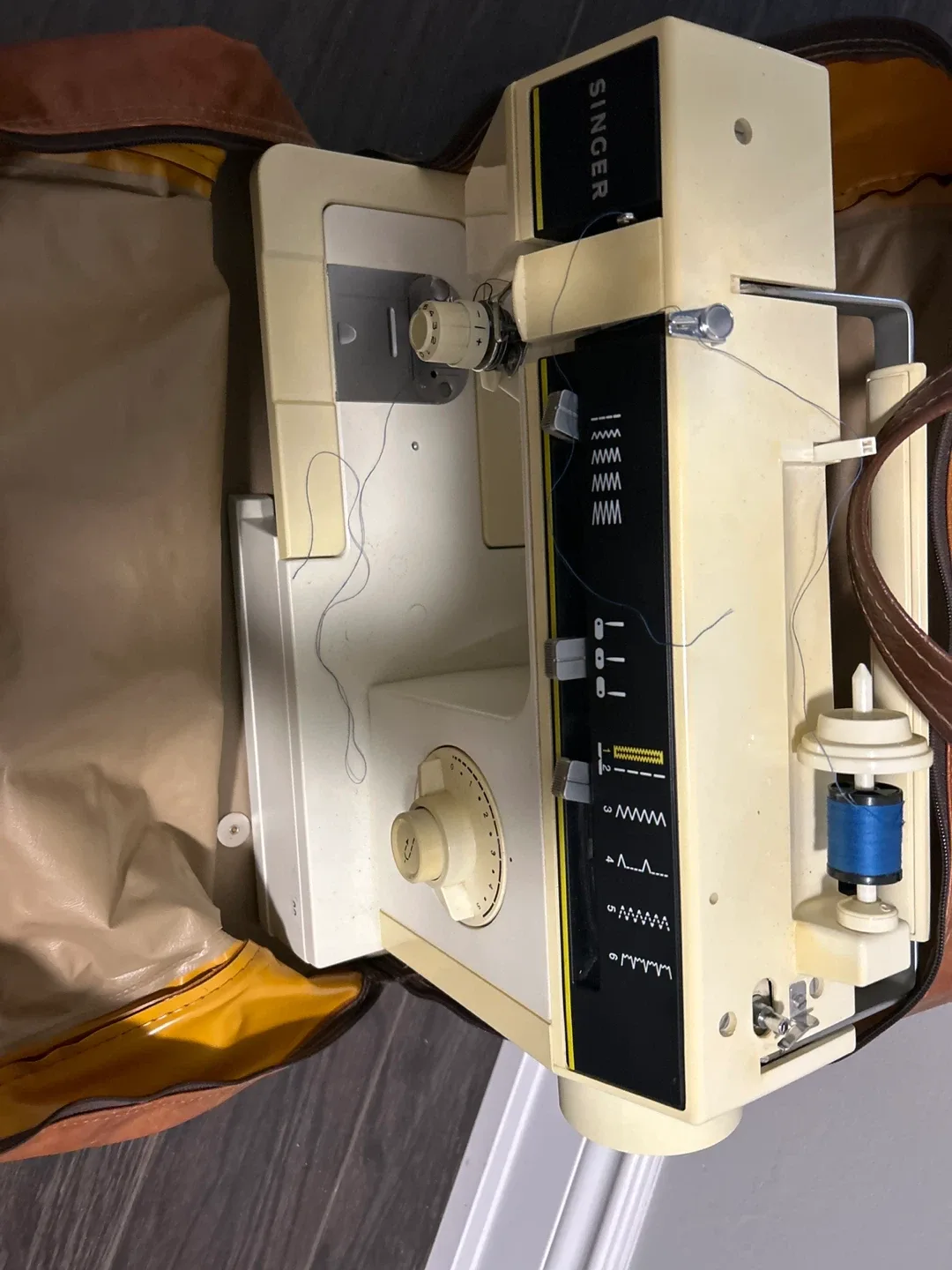 Singer Sewing Machine with Case image indicator(2)