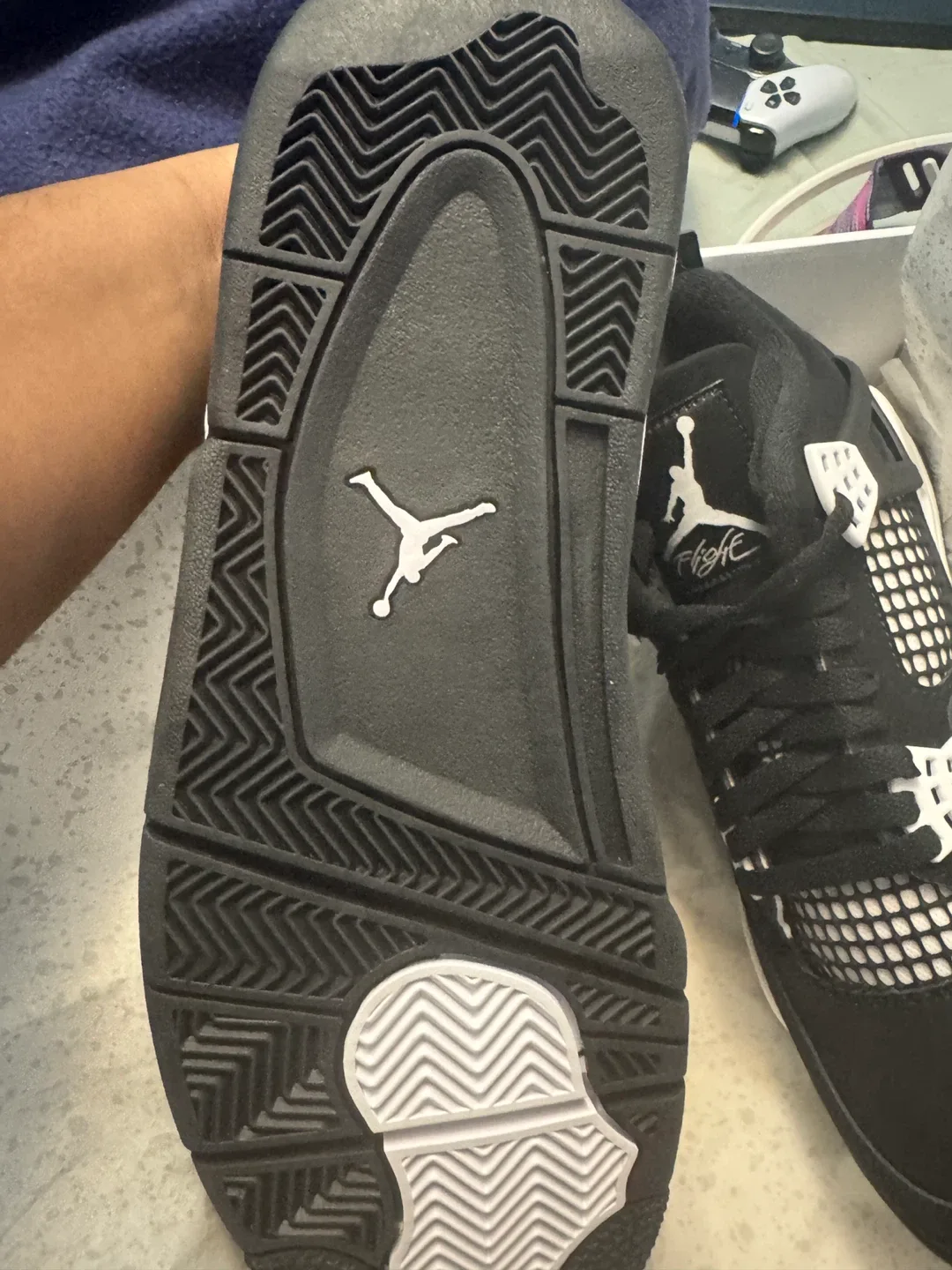 Air Jordan 4 Retro Black/White, Men's 10.5 image indicator(7)