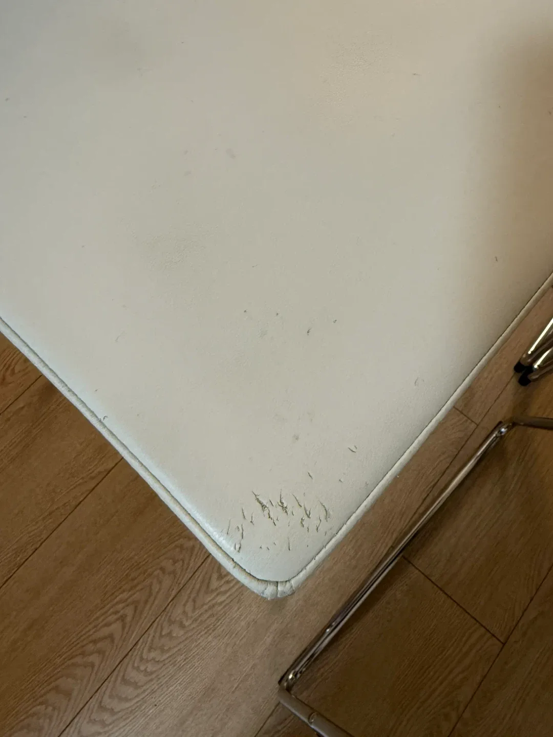 Set of 4 White Bar Stools image indicator(3)