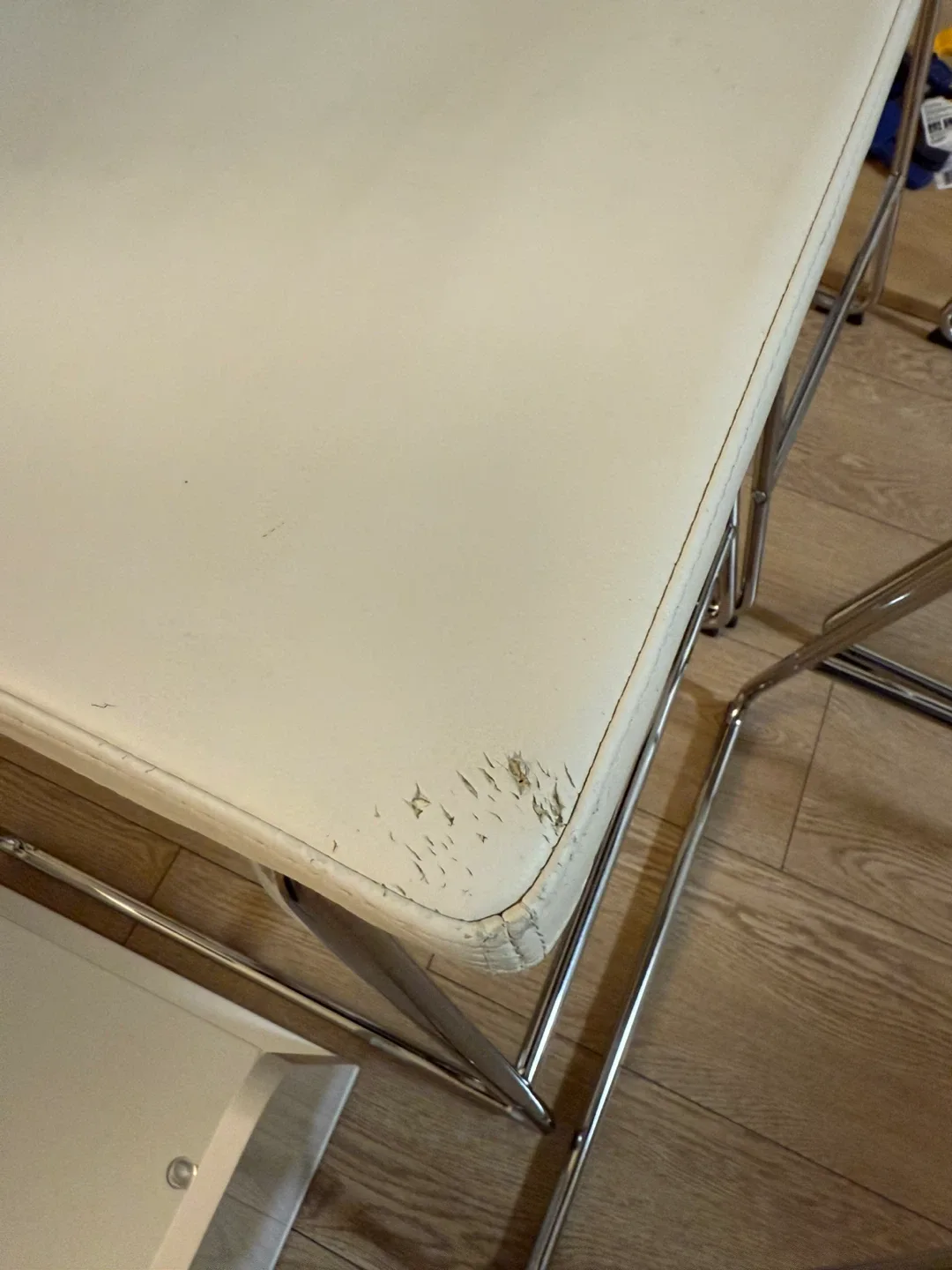 Set of 4 White Bar Stools image indicator(2)