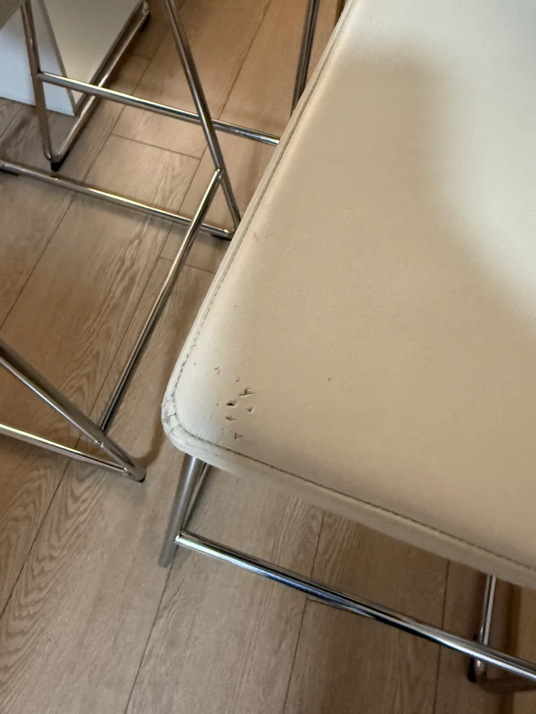 Set of 4 White Bar Stools image indicator(5)